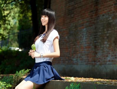演员何花小清新写真  学生妹清新装扮第3张