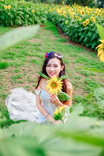 中国湖南衡阳女演员刘雨欣半秀香肩性感动人第2张