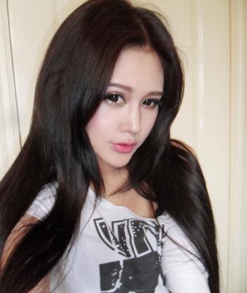 非主流花样少女自拍 迷人大眼睛诱惑身材自拍第2张