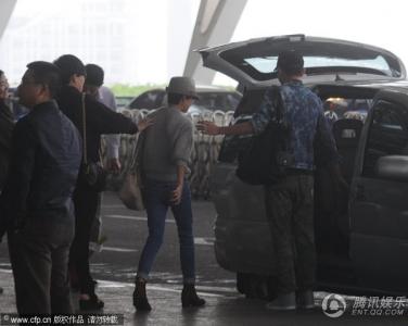 董洁利落短发戴帽亮相 一路说笑似走出婚变阴影第0张