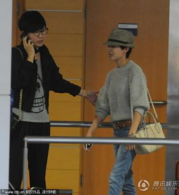 董洁利落短发戴帽亮相 一路说笑似走出婚变阴影第5张