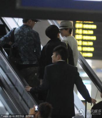 董洁利落短发戴帽亮相 一路说笑似走出婚变阴影第6张