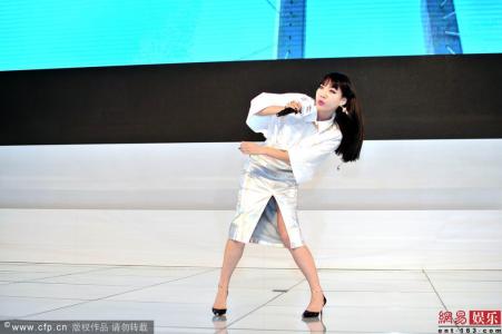 吴莫愁助阵车展 热舞露手臂纹身第2张