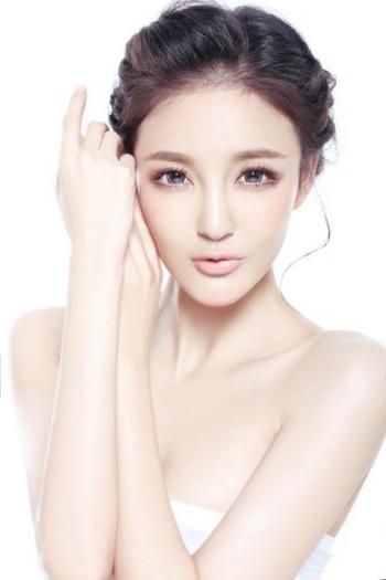 中国湖南衡阳女演员刘雨欣半秀香肩性感动人第1张