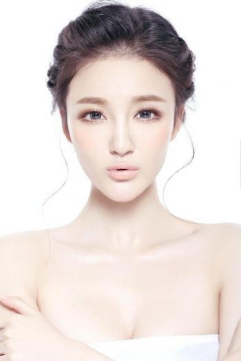 中国湖南衡阳女演员刘雨欣半秀香肩性感动人第2张