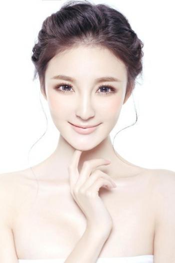 中国湖南衡阳女演员刘雨欣半秀香肩性感动人第3张