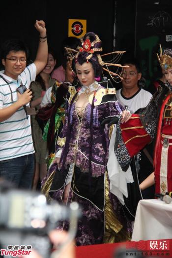 谢娜露美腿不怕冷 助理搀扶下楼梯躲采访第0张