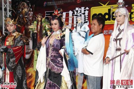 谢娜露美腿不怕冷 助理搀扶下楼梯躲采访第3张