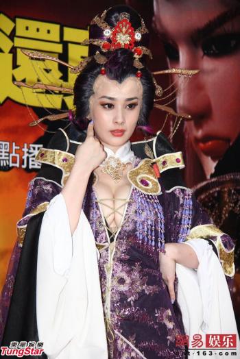 谢娜露美腿不怕冷 助理搀扶下楼梯躲采访第4张