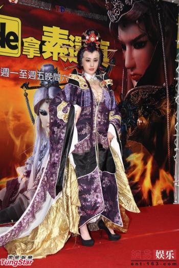 谢娜露美腿不怕冷 助理搀扶下楼梯躲采访第6张