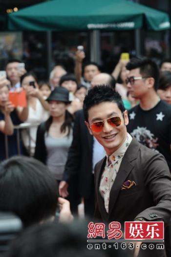 林心如新剧首映礼现意外：礼仪小姐晕倒3次第0张