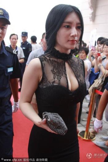 高清陕西省延安美女F杯潘春春蕾丝裙呼之欲出第4张