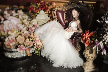 袁姗姗婚纱封面大片 时而典雅时而清新第2张