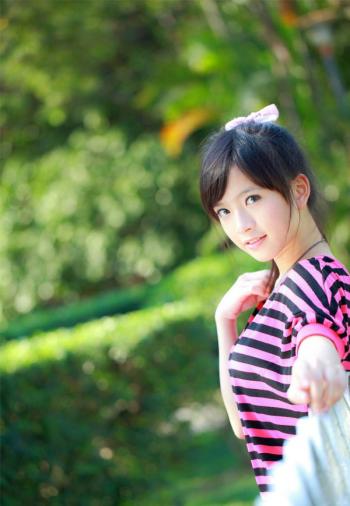 高清纯美少女蝴蝶结女孩甜美可爱街拍写真第0张