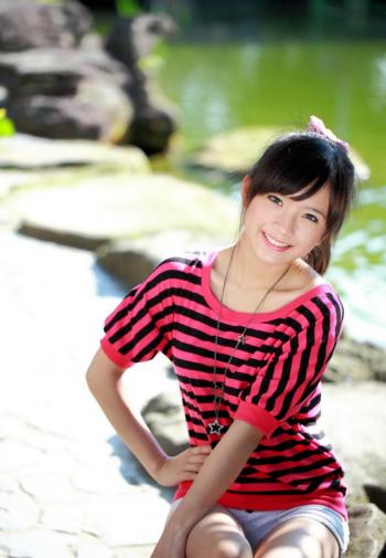 高清纯美少女蝴蝶结女孩甜美可爱街拍写真第2张