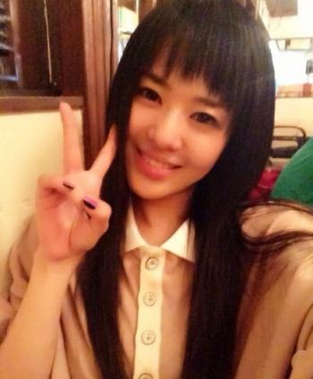 谢娜露美腿不怕冷 助理搀扶下楼梯躲采访第0张