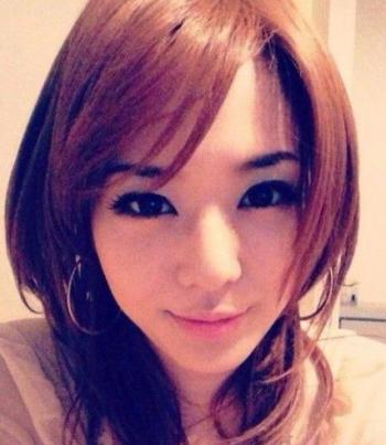 谢娜露美腿不怕冷 助理搀扶下楼梯躲采访第2张