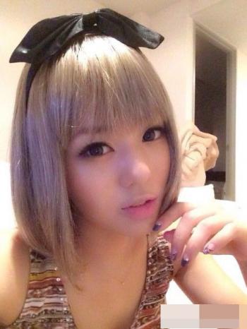 谢娜露美腿不怕冷 助理搀扶下楼梯躲采访第3张