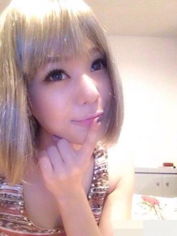 谢娜露美腿不怕冷 助理搀扶下楼梯躲采访第4张