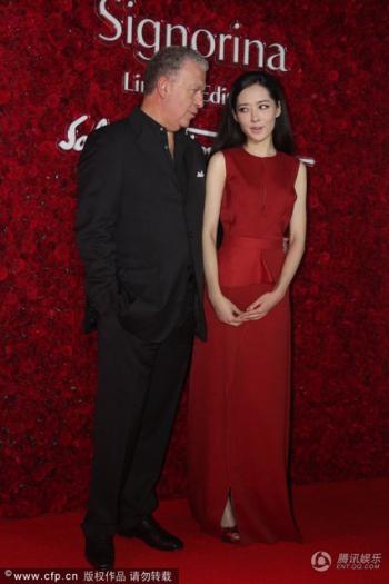 郭碧婷遭高层揽腰l揩油 合影 “媚眼”回应第2张