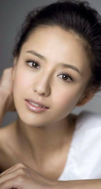 高清中国内地新疆伊犁影视女演员佟丽娅性感妩媚写真图片第1张