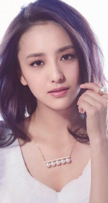 高清中国内地新疆伊犁影视女演员佟丽娅性感妩媚写真图片第2张