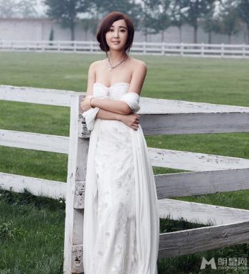 杜若溪冰雪女神完美婚纱女神露性感写真第0张