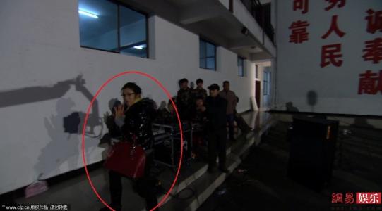 杜海涛获神秘女友贴心探班 对镜头比V卖萌第2张