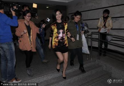 谢娜露美腿不怕冷 助理搀扶下楼梯躲采访第1张