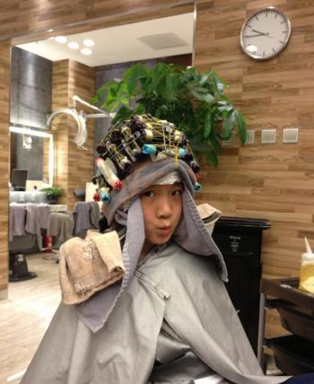 《爸爸》萌娃变化大：小胖妞Angela变瘦天天卷发第6张