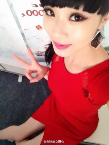 深夜寂寞的女人  性感丰满美女床上自拍照第3张
