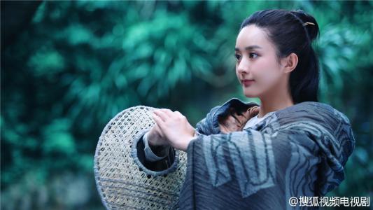 《花千骨》曝定妆照 赵丽颖啃萝卜展现多重性格第2张