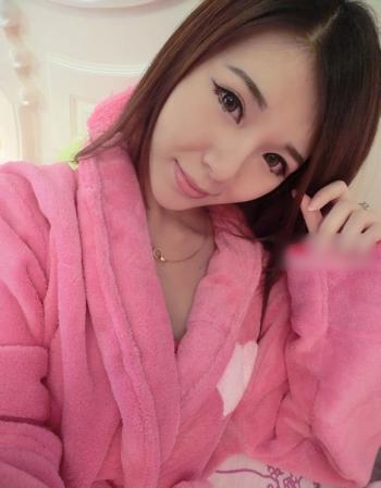 深夜寂寞的女人  性感丰满美女床上自拍照第6张