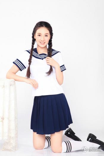 高清中国内地女美女清新甜美可爱美女程砚秋学生服写真第4张