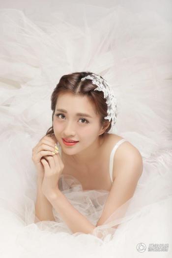 袁姗姗婚纱封面大片 时而典雅时而清新第0张