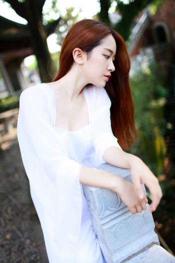 唯美复古的白衣裹胸气质美女户外清新写真第2张