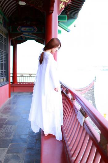 唯美复古的白衣裹胸气质美女户外清新写真第3张