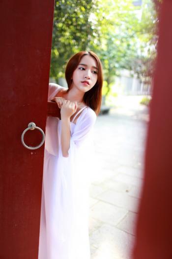唯美复古的白衣裹胸气质美女户外清新写真第4张