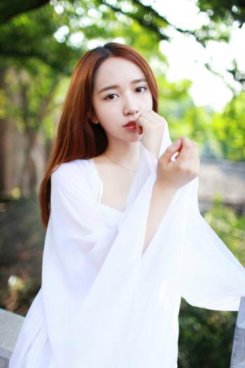 唯美复古的白衣裹胸气质美女户外清新写真第6张