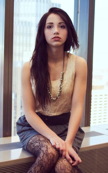 精选欧美美女图片性感唯美长发美女户外写真集第0张