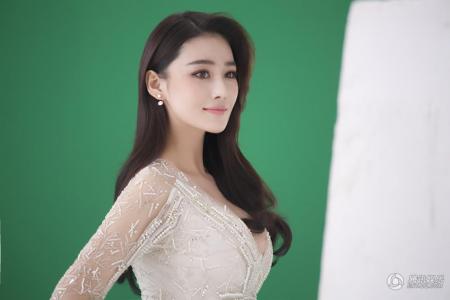 性感美女张馨予低胸装时尚写真女神气质美图第1张