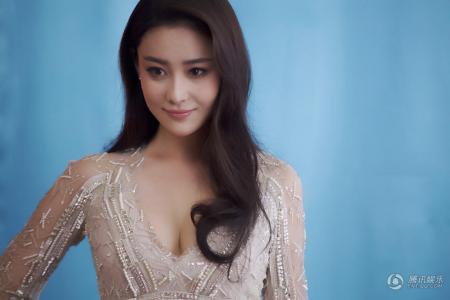 性感美女张馨予低胸装时尚写真女神气质美图第2张
