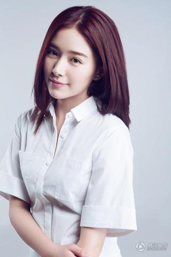 高清中国内地代黑龙江省哈尔滨新生女演员阚清子眼眸动人清新性感时尚大气艺术写真图片第0张