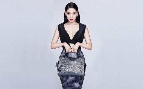 杨幂香肩冷艳动人封面写真第0张