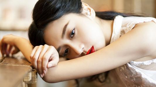 中国内地上海市长宁女演员气质美女潘之琳妩媚奔放车内性感美女写真图片第3张