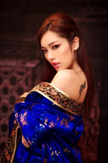 妖媚美女图片 _ 第(1)张