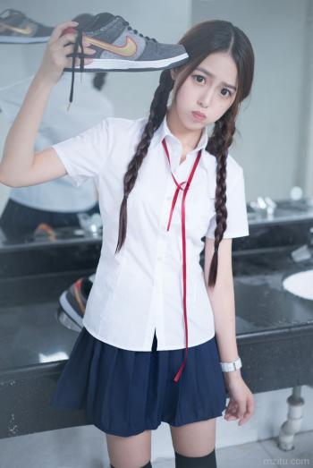 长腿丝袜女神 超短裙美女极品写真第3张