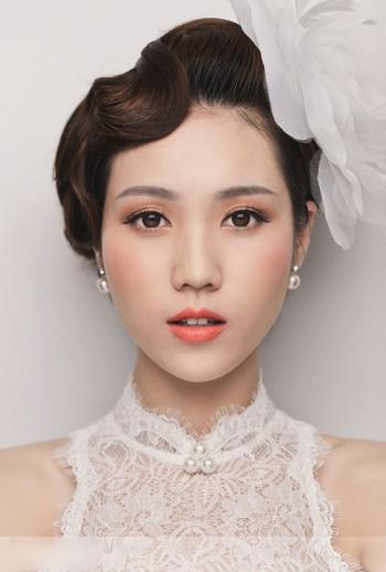 中国内地浙江省湖州影视女演员清纯美女林允允床上大胆吃棒棒糖喷血姿势诱惑写真私房照第1张