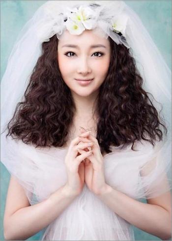 中国内地浙江省湖州影视女演员清纯美女林允允床上大胆吃棒棒糖喷血姿势诱惑写真私房照第3张