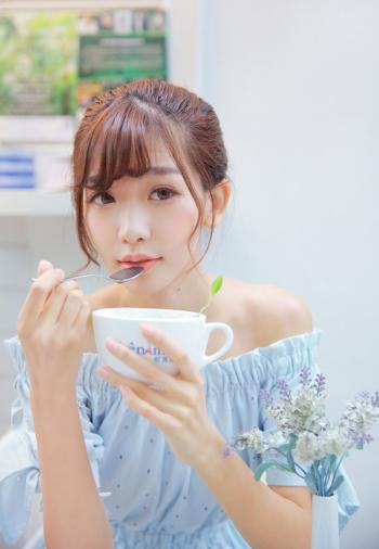 最流行表情包颓废的吸烟美女大胆深沟透视装销魂诱惑写真私房照第2张